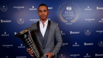Lewis Hamilton con su trofeo de tricampe&oacute;n de F-1.