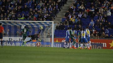 Vargas mandó así el balón a la escuadra de Pau, el 0-3 del Betis al Espanyol.