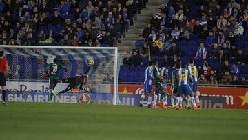 Vargas mand&oacute; as&iacute; el bal&oacute;n a la escuadra de Pau, el 0-3 del Betis al Espanyol.