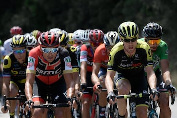 Peter Sagan, vistiendo el maillot verde, el italiano Damiano Caruso y el australiano Michael Hepburn.