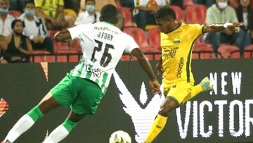 BUCARAMANGA - COLOMBIA, 27-02-2022: Atl&Atilde;&copy;tico Bucaramanga y Atl&Atilde;&copy;tico Nacional durante el encuentro. por la fecha 9 como parte de la Liga BetPlay DIMAYOR I 2022 jugado en el estadio Alfonso L&Atilde;&sup3;pez de Bucaramanga. / Atle