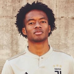Cuadrado presenta la nueva camiseta de Juventus
