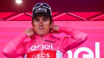 Geraint Thomas, en el podio de Viareggio, con la maglia rosa.