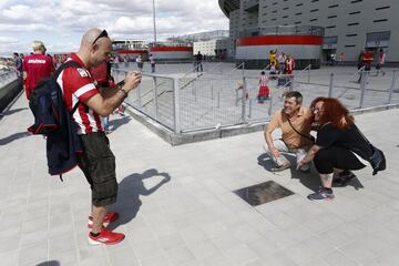 Desde las 10:00 de la mañana los aficionados atléticos celebran el estreno del nuevo estadio rojiblanco Wanda Metropolitano en los alrededores del estadio.
