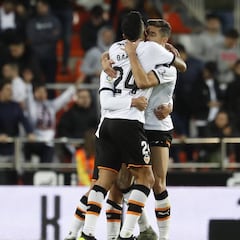 La plantilla se vuelca con Garay tras su grave lesión de rodilla