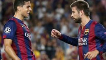 Bartra va a felicitar a Piqué tras su gol en Champions.