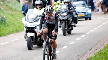 Tadej Pogacar rueda en solitario en la Amstel Gold Race.