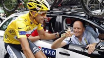 Sastre y Riis brindan por el triunfo en el Tour de Francia de 2008. 