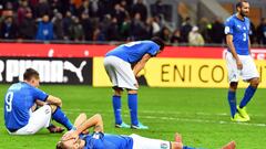 Los jugadores de Italia muestran su abatimiento durante la eliminatoria de clasificaci&oacute;n para la Copa Mundial de la FIFA 2018.