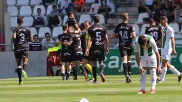 Los jugadores del Huesca celebran el gol de Melero.