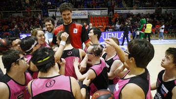Chema González, pívot del Montakit Fuenlabrada, con los chicos y chicas de la escuela 'Baloncesto sin rasgos'.