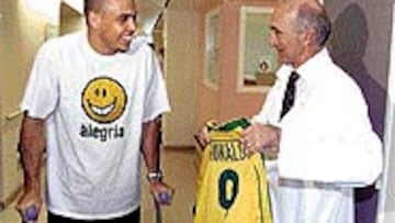 <B>MOMENTOS DUROS</B>. Ronaldo, junto al doctor Gerard Saillant.