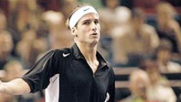 <b>RESIGNADO. </b>Esta vez Feliciano no pudo sacar provecho de su servicio ante el argentino Cañas.