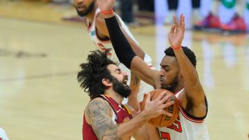 Troy Brown Jr. defiende a Ricky Rubio durante el Cleveland Cavaliers-Chicago Bulls.