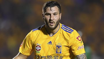 Andr&eacute;-Pierre Gignac jugando con Tigres. 