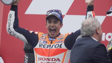 Marc M¨¢rquez en el podio de Assen.