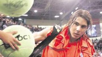 <b>ESTAMPÓ SU FIRMA. </b>Rafa Nadal firmó un buen partido y luego también se infló a rubricar autógrafos.