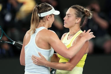 Aryna Sabalenka y Paula Badosa se abrazan tras su partido de semifinales ene le Open de Australia. Ambas tenistas comparten una buena relación personal.