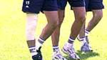 El serbio Goran Drulic es ayudado por el fisioterapeuta Paul Knapp, en el campo municipal de fútbol de Benasque tras lesionarse durante la sesión de entrenamiento matinal del Real Zaragoza. Drulic ha sido trasladado a la capital aragonesa para someterse a una resonancia nuclear magnética.