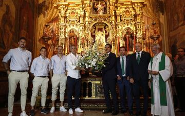 El Betis se da un baño de masas en la ofrenda a la Virgen de Valme