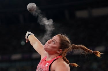 La canadiense Sarah Mitton en acción durante la final lanzamiento de peso femenino.