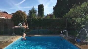 Miren de lo que es capaz David Luiz en la piscina: ¡Tremendo!