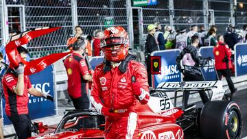 Carlos Sainz celebra su segunda posición en la sesión de clasificación para el Gran Premio de Las Vegas de Fórmula 1, en las Vegas, Nevada, Estados Unidos.