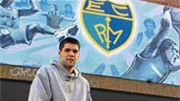 <b>DESCANSO OBLIGADO.</B> Una lesión descarta por ahora a Felipe Reyes.