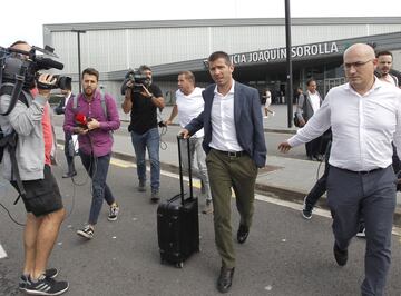 Celades, nuevo entrenador del Valencia, llegando a la estación.