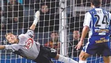 <b>SIN SUERTE. </b>Erwin Lemmens en un partido la temporada pasada defendiendo la portería del Espanyol.
