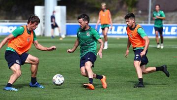 GRAFCAV8833. SAN SEBASTI&Aacute;N (ESPA&Ntilde;A), 14/09/2020.- El jugador de la Real Sociedad, David Silva (c), ha superado la infecci&oacute;n de covid-19 y ha completado este lunes su primer entrenamiento con su nuevo club, con lo que dispone de una se