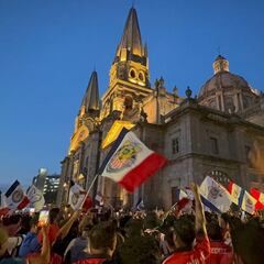 Afición de Chivas se adueña del Centro Histórico de Guadalajara