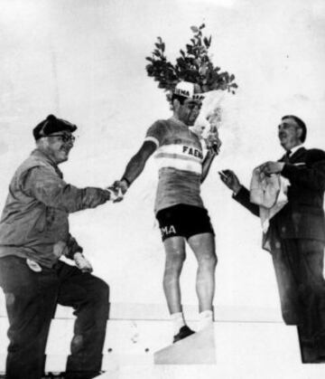 Al término de la novena etapa de la Vuelta a España 1962. Antonio Gómez del Moral, no era el más rápido, pero el aliento del públido condujo a lo más alto al entonces ciclista del Faema