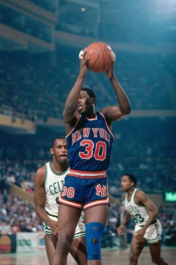 Bernard king de los New York Knicks durante un partido contra los Boston Celtics en 1984