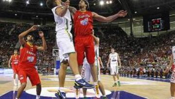 <b>AL RITMO DE ESPAÑA. </b>Pau Gasol, el mejor de la Selección con 17 puntos, puja por un balón; el pívot de los Lakers terminó ante Lituania con siete rebotes.