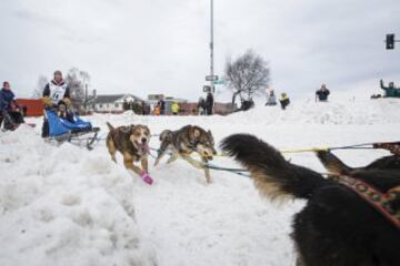 Acto ceremonial del comienzo de la carrera de trineos con perros que se celebró el pasado sábado en Anchorage, Alaska.