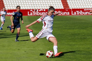 La centrocampista y capitana del Albacete, equipo que juega en Reto Iberdrola (sur), lleva toda su vida en el club manchego.  La capitana ingresó en las categorías inferiores con 13 años y, ahora a sus 34 sigue jugando. A lo largo de todo este tiempo ha vivido momentos para el recuerdo con su club, como el ascenso a 1ª División en 2014, los octavos de la Copa de la Reina en 2018/2019...