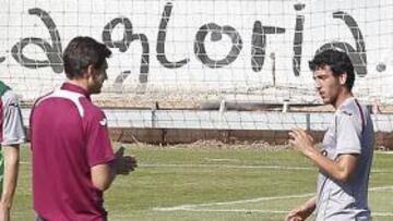 <b>LO CAMBIÓ POR VALDEZ. </b>Pellegrino le quitó el peto a Parejo para dárselo al paraguayo.