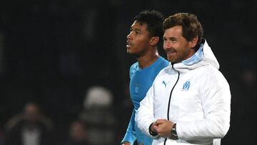 Marseille&#039;s Portuguese coach Andre Villas Boas (R) celebrate at the end of the French L1 Football match between Angers SCO and Olympique de Marseille, at Raymond-Kopa Stadium, in Angers, northwestern France, on December 3, 2019. (Photo by JEAN-FRANCO