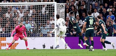 3-0. Sensacional asistencia por alto de Brahim Díaz, controla Federico Valverde con un 'sombrerito' para superar a Marc Guéhi y empala con la derecha el balón, cruzado y batir a Gianluigi Donnarumma.