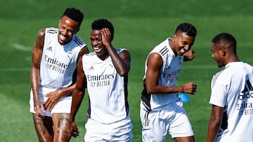 MADRID, 17/09/22 .- Los jugadores del Real Madrid Militao (i), Vinicius (C) y Rodrygo (3d) durante el entrenamiento realizado este sabado en la Ciudad Deportiva de Valdebebas , en Madrid . EFE/Rodrigo Jimenez
PUBLICADA 18/09/22 NA MA05 2COL
PUBLICADA 18/09/22 NA MA47 1COL