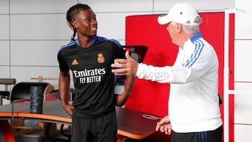 Carlo Ancelotti with Eduardo Camavinga.