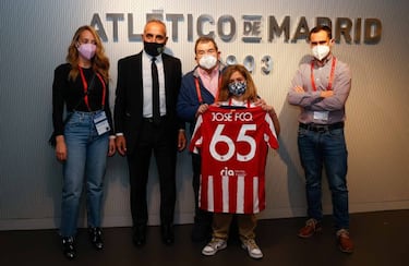 El Atlético cuida y homenajea a sus socios más veteranos