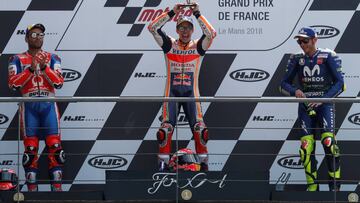 Motorcycling - MotoGP - French Grand Prix - Bugatti Circuit, Le Mans, France - May 20, 2018   Repsol Honda Team&#039;s Marc Marquez celebrates with a trophy on the podium after winning the race as Alma Pramac Racing&#039;s Danilo Petrucci and Movistar Yamaha MotoGP&#039;s Valentino Rossi look on   REUTERS/Gonzalo Fuentes