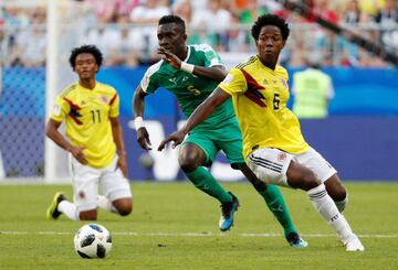 El jugador de Senegal Idrissa Gueye disputa el balón con Carlos Sánchez durante el partido Senegal-Colombia, del Grupo H del Mundial de Fútbol de Rusia 2018, en el Samara Arena de Samara, Rusia, hoy 28 de junio de 2018