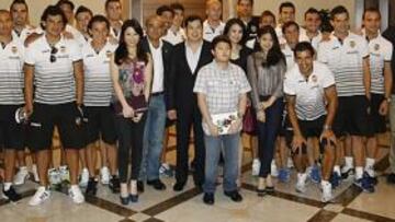 <b>CON EL QUE PAGA. </b>La expedición del Valencia rindió visita al empresario Hary Taroesoedibjo, quien pagó su gira por Yakarta.