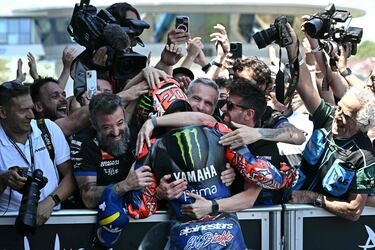 El piloto francés Fabio Quartararo de Monster Energy Yamaha MotoGP celebra su segundo puesto tras el Gran Premio de España.