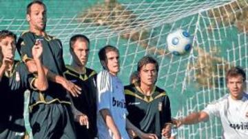 <b>BARRERA. </b>La zaga del Alcalá intenta tapar un disparo.