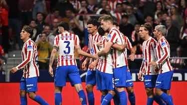 Los jugadores del Atlético celebran uno de los goles ante el Athletic.