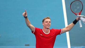 Denis Shapovalov celebra su victoria ante Stefanos Tsitsipas en la eliminatoria entre Canad&aacute; y Grecia en la fase de grupos de la ATP Cup en el Pat Rafter Arena de Brisbane, Australia.